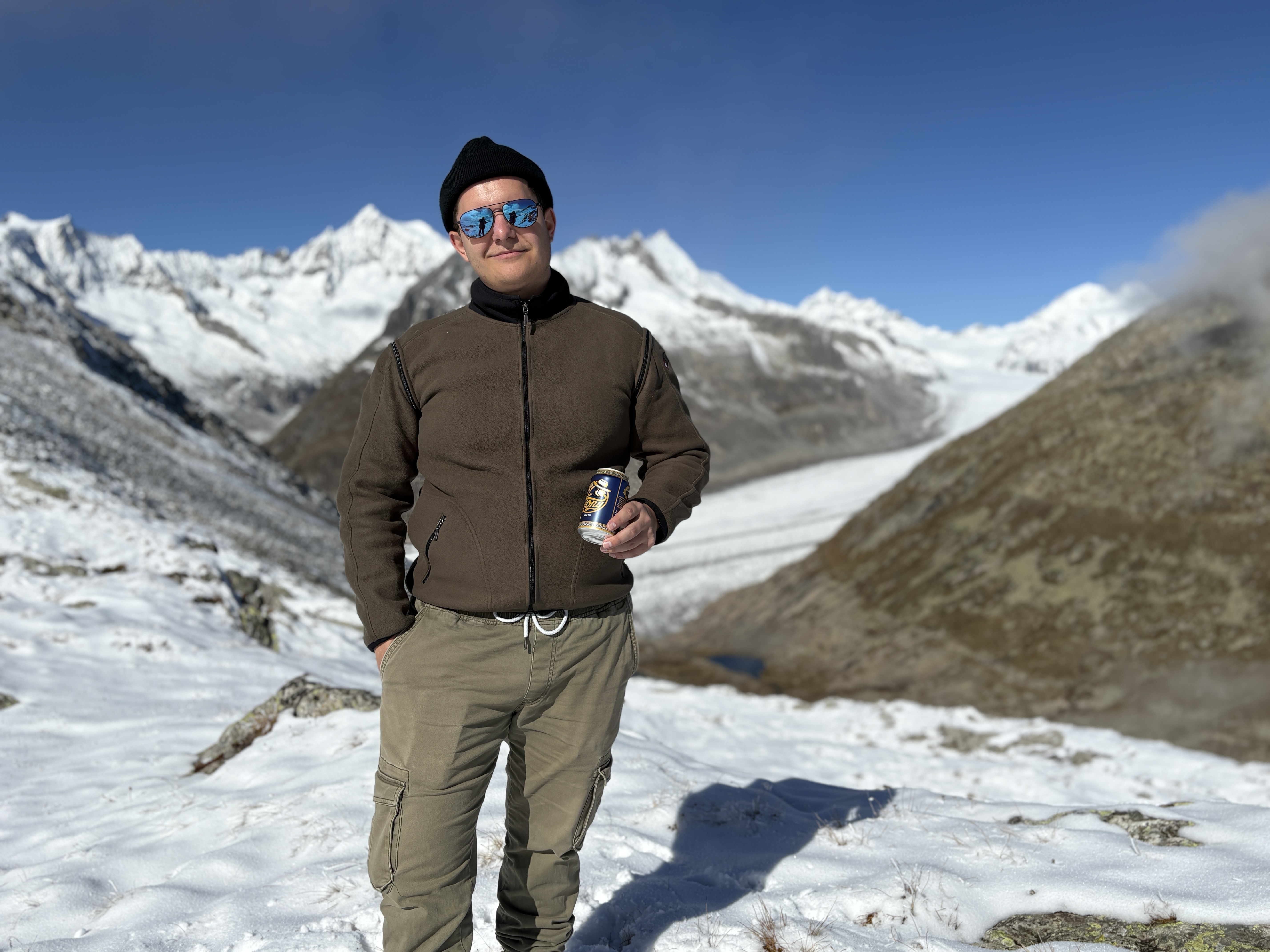 MiteX posiert vor dem DJ Pult während einer Live-Performance für Youtubeset