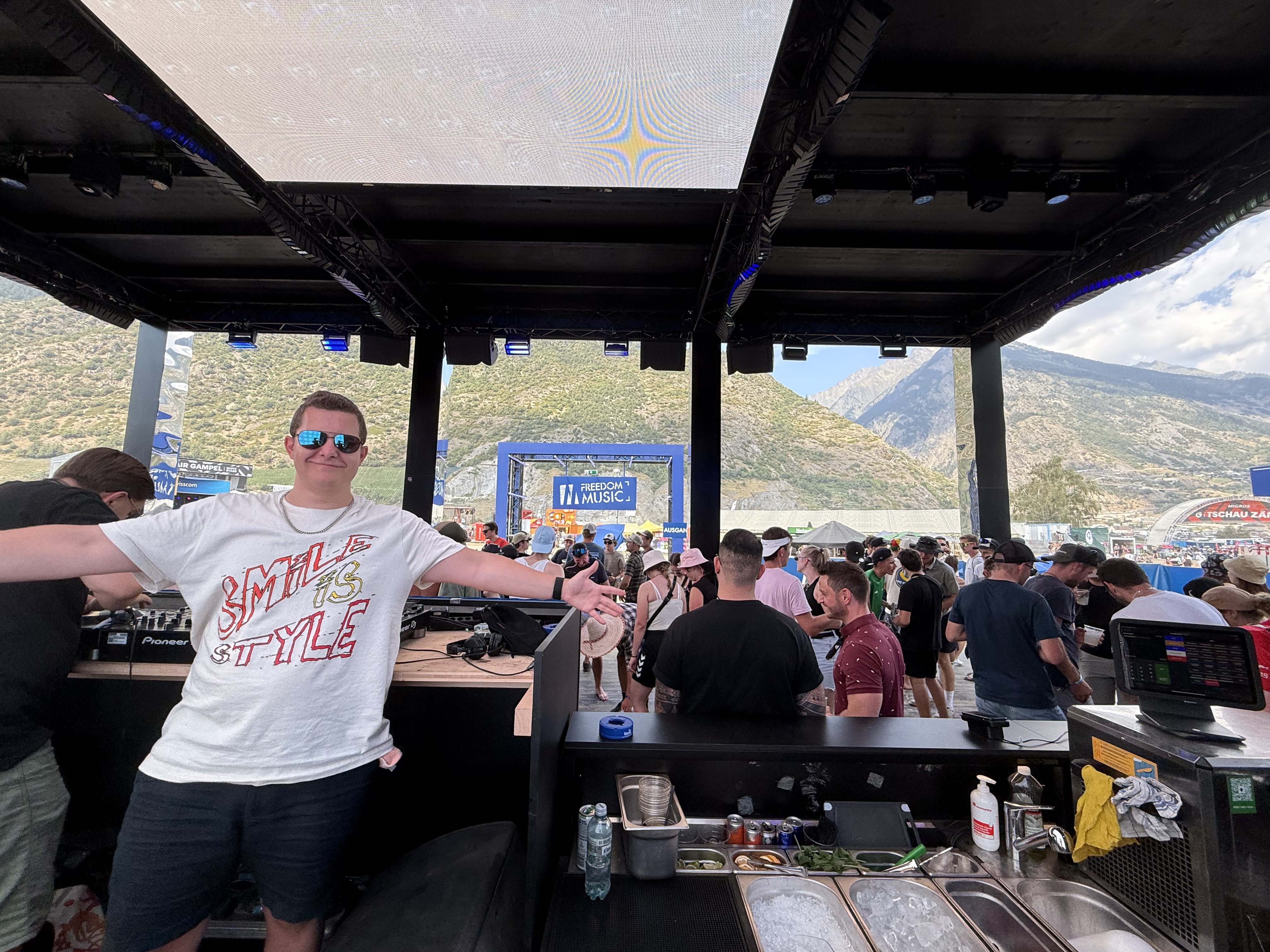 MiteX posiert vor dem DJ Pult während einer Live-Performance für Youtubeset