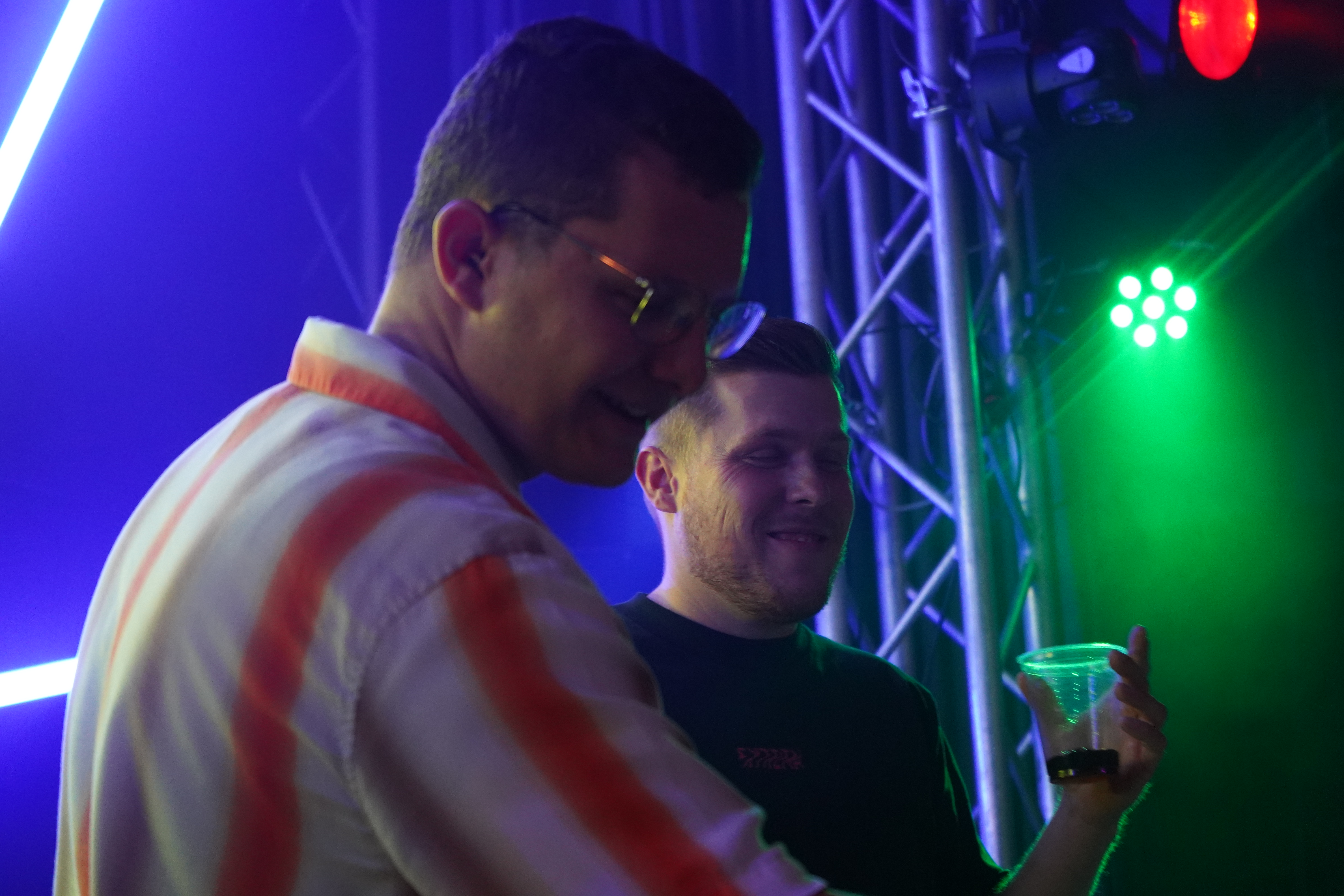 MiteX posiert vor dem DJ Pult während einer Live-Performance für Youtubeset